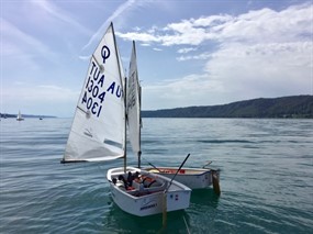 海上小帆船图片